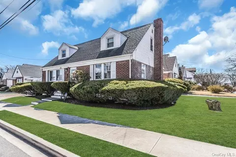 62 Ash St, Valley Stream, NY 11580
