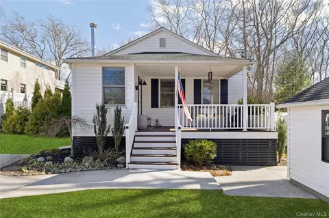 11 6th St, Wading River, NY 11792