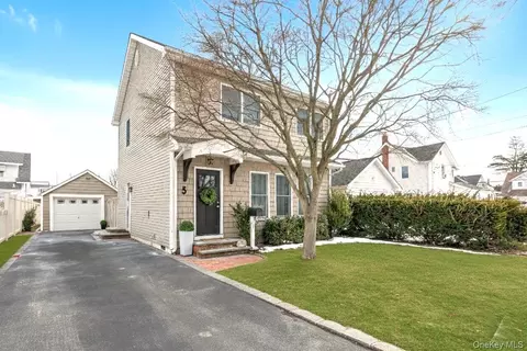 5 Emmet Pl, Hicksville, NY 11801