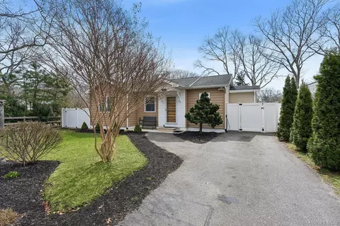 24 Woodridge Rd, Hampton Bays, NY 11946