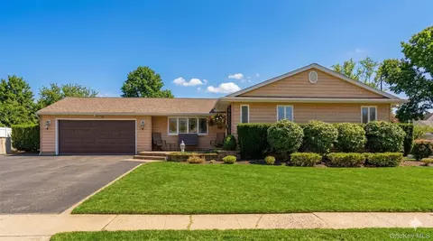 15 Leeward Ln, Commack, NY 11725