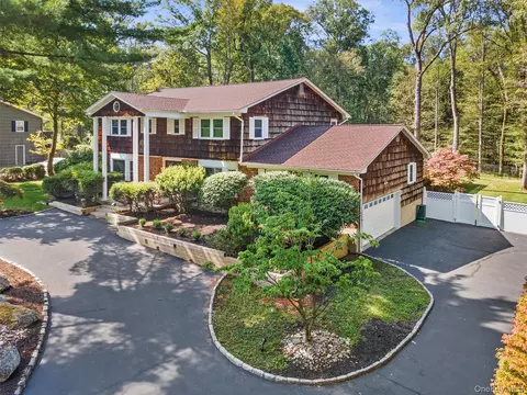 48 Woodhaven Dr, Clarkstown, NY 10956