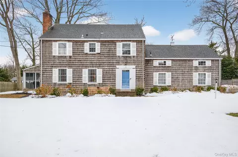 4 Colonial Ct, Bay Shore, NY 11706