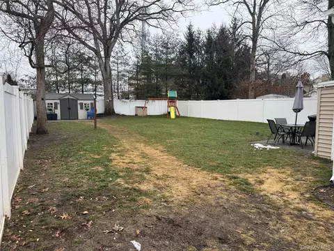 Exterior - 41 W 6th St, Patchogue, NY 11772 photo 4 of 7