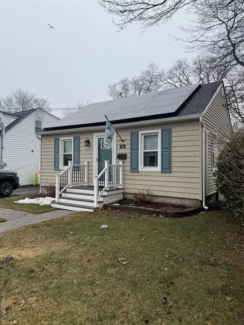 Exterior - 41 W 6th St, Patchogue, NY 11772 photo 1 of 7