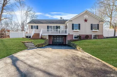 50 Violet Rd, Rocky Point, NY 11778