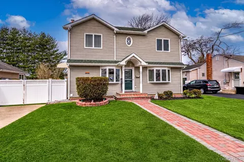 150 Park Ln, Massapequa, NY 11758