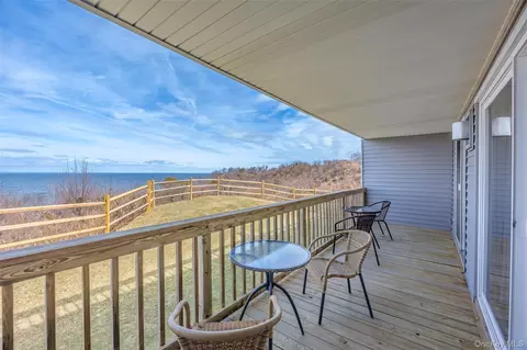 805 Bluffs Dr N, Calverton, NY 11933