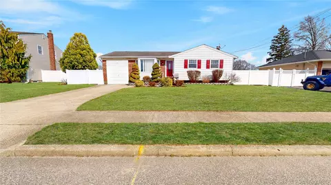 15 Lisa Dr, Deer Park, NY 11729