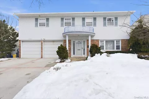 3881 Greentree Dr, Oceanside, NY 11572