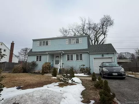 30 Eastwood Blvd, Centereach, NY 11720