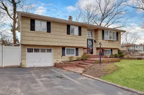 3 Livingston St, Saint James, NY 11780