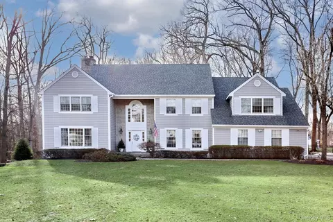 10 Dogwood Ln, Clarkstown, NY 10994