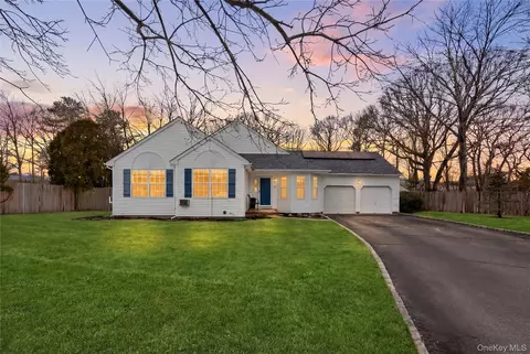 8 Lucy Ct, Patchogue, NY 11772