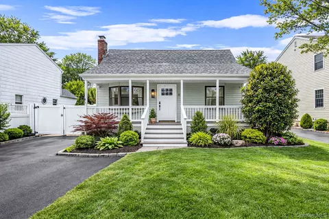 10 Terry Pl, Center Moriches, NY 11934