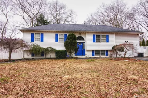 77 Washington Ave, Mastic, NY 11950