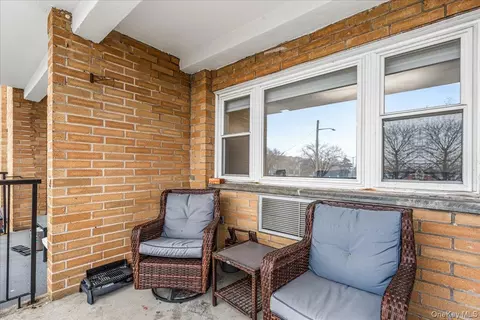 10 Lenox Rd #2F, Rockville Centre, NY 11570