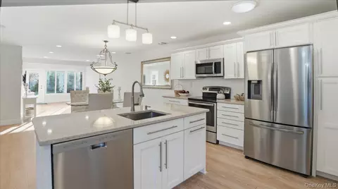 62 Knolls Dr, Stony Brook, NY 11790