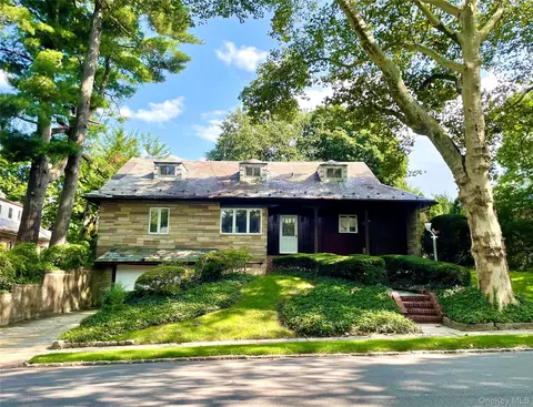 200 Melbourne Rd, North Hempstead, NY 11021