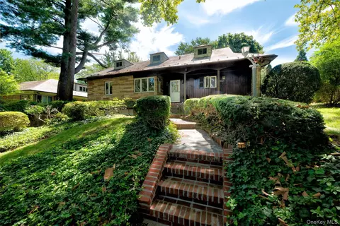 200 Melbourne Rd, North Hempstead, NY 11021