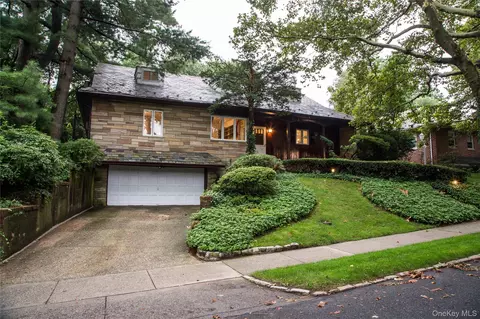 200 Melbourne Rd, North Hempstead, NY 11021