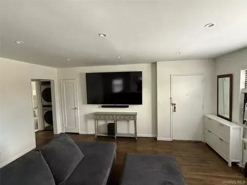Living - 163-04 17th Ave #LOWER, Whitestone, NY 11357 photo 1 of 2