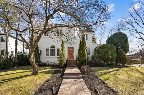 118 Baker Hill Rd, North Hempstead, NY 11023