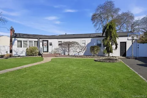 17 Hawthorne St, Massapequa, NY 11758