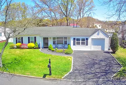 93 Burleigh Dr, Holbrook, NY 11741