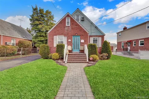 1020 N 5th St, North Hempstead, NY 11040