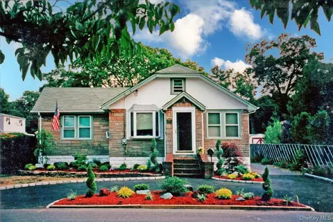2016 Abbot Ave, Merrick, NY 11566