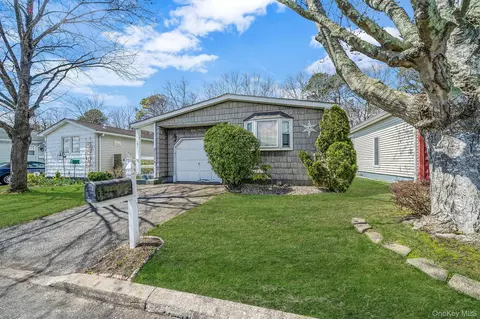 191 Village Cir W, Manorville, NY 11949