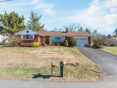 40 Magnolia Dr, Wappinger, NY 12590