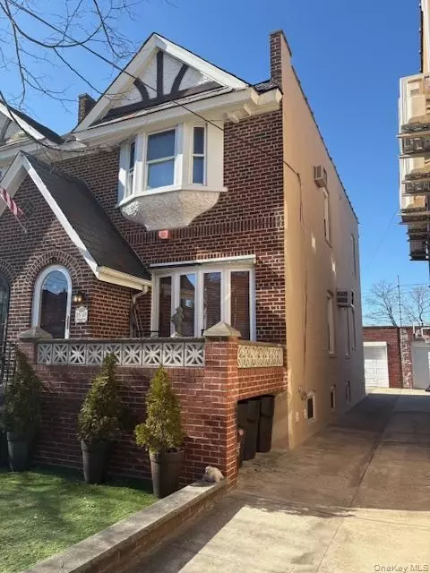 7547 Furmanville Ave, New York, NY 11379