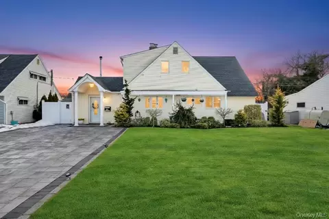 54 Abbot Ln, Hicksville, NY 11801