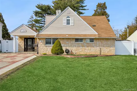 93 Hearth Ln, Westbury, NY 11590