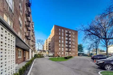 54-44 Little Neck Pkwy #2A, Little Neck, NY 11362