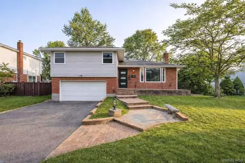 5 Warren Pl, Plainview, NY 11803