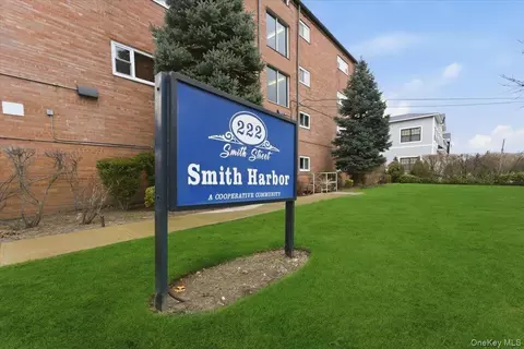 222 Smith St #2E, Freeport, NY 11520