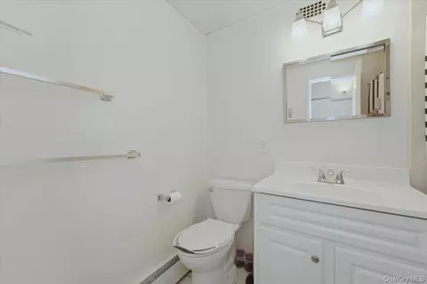 Bath - 222 Smith St #2E, Freeport, NY 11520 photo 1 of 1