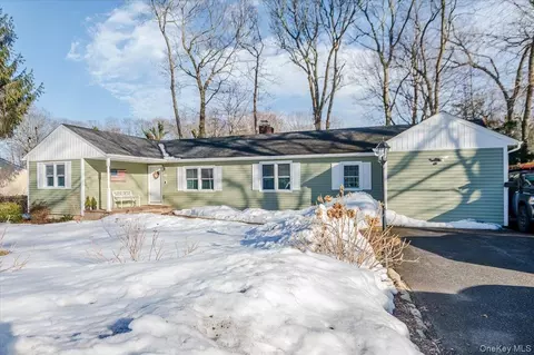 20 Honey Ln, Miller Place, NY 11764