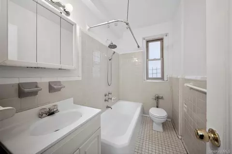 Bath - 2190 Boston Rd #4E, New York, NY 10462 photo 1 of 1