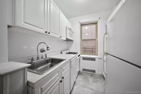 Kitchen - 2190 Boston Rd #4E, New York, NY 10462 photo 1 of 1