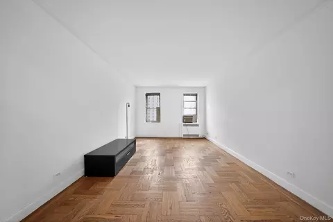 Living - 2190 Boston Rd #4E, New York, NY 10462 photo 2 of 3