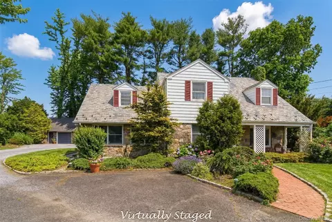 101 Convent Rd, Syosset, NY 11791