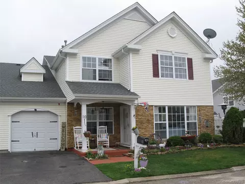 10 Tracie Ln, Middle Island, NY 11953