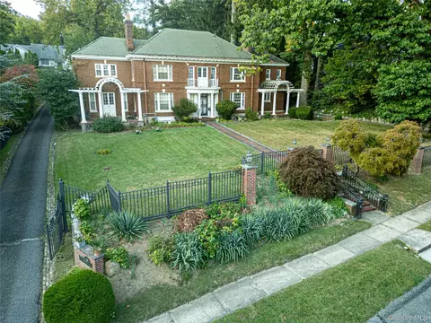 26 Overlook Cir, New Rochelle, NY 10804
