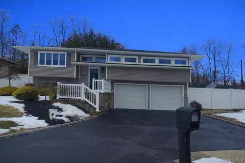 113 Lenore Ln, Centereach, NY 11720
