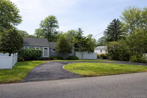 75 Lodge Ave, Huntington Station, NY 11746
