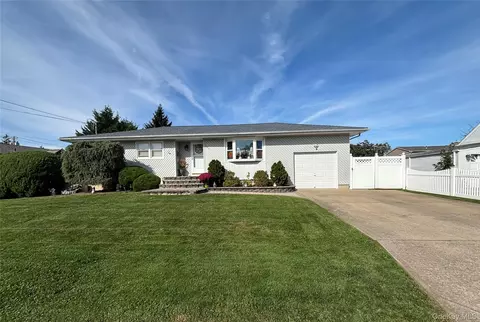 294 34th St, Lindenhurst, NY 11757